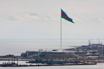 Ветер снес в Баку самый высокий флаг в мире
