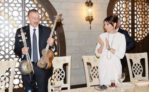 Президенту АР были преподнесены национальные музыкальные инструменты
